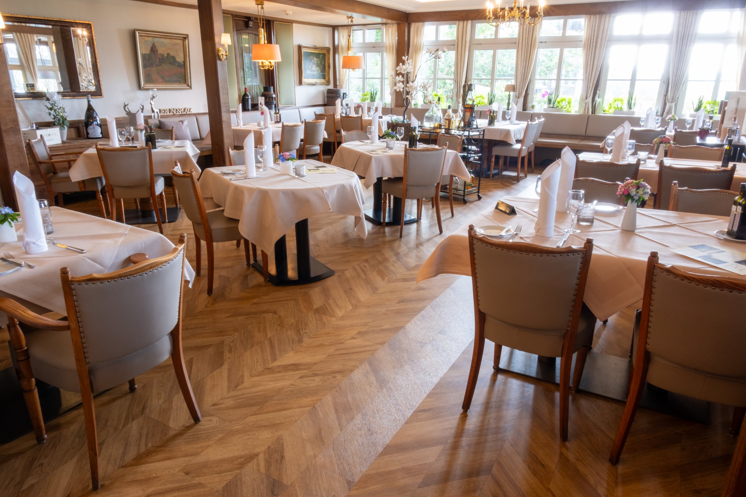 Festlich gedeckter Restaurantbereich im Bonsmann's Hof
