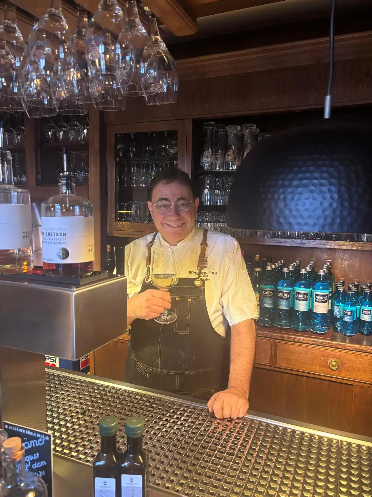 Mann hinter einer Theke